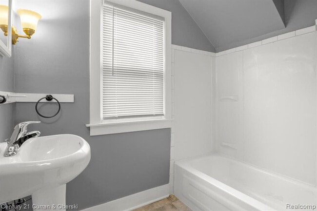 Building Photo - 415 Manistique St