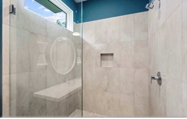 Building Photo - 903 Oak St