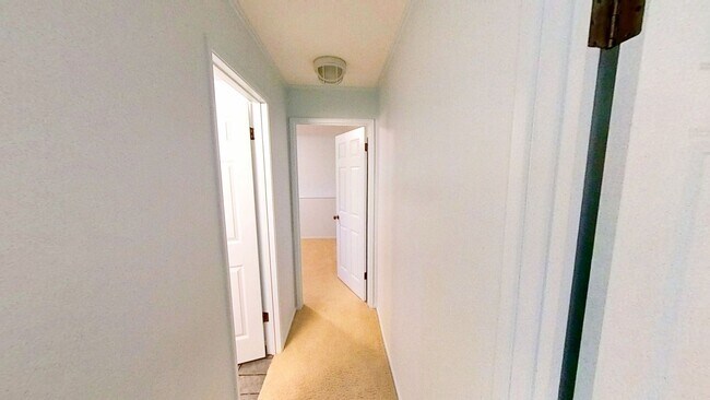 Building Photo - Beautiful Home with 4 Bedrooms and 2 Bathrooms Available in September!