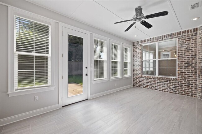 Building Photo - 4 Bedroom in Niceville!