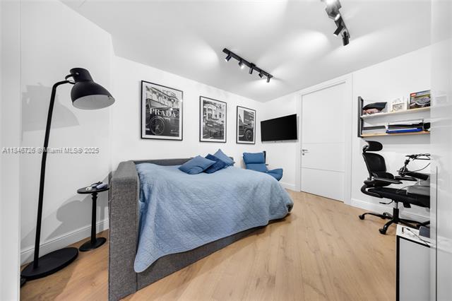 Building Photo - 16001 Collins Ave