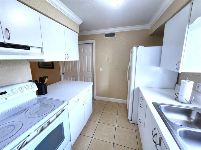 Building Photo - 2720 Hidden Lake Blvd