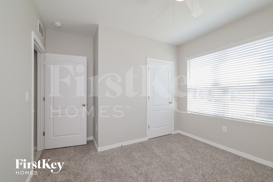 Building Photo - 709 Kindred Ln