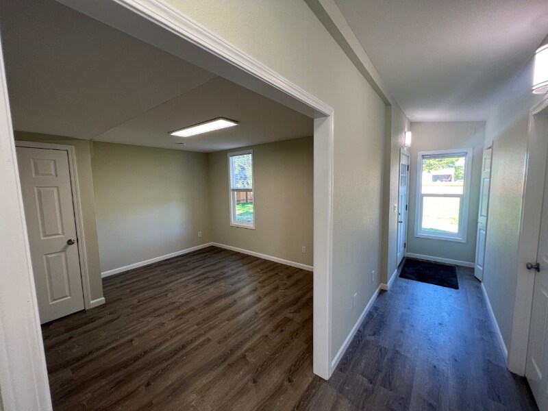 Building Photo - 1153 W Hendrickson Rd