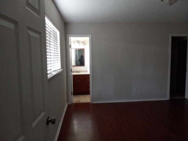 Building Photo - 15415 Poolview St