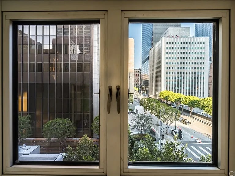 Building Photo - 630 W 6th St