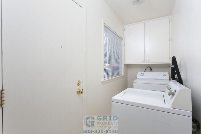 Building Photo - 2 Bedroom Home Available in Southeast Port...