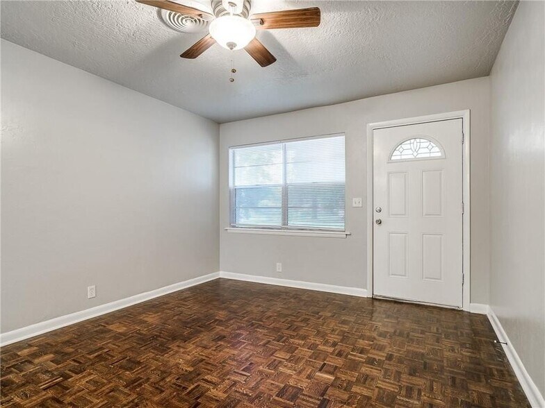 Building Photo - 2215 Beverly Hills St