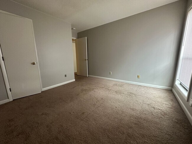 Building Photo - Sweetbriar Condos in North Raleigh - 2 bed...