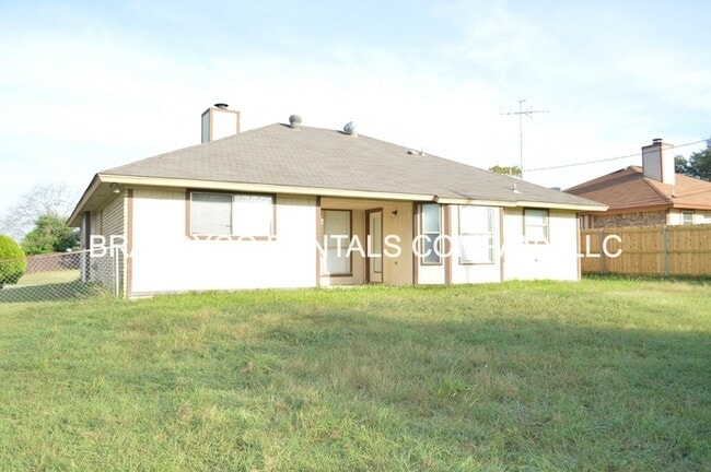 Building Photo - 2302 Savage Dr