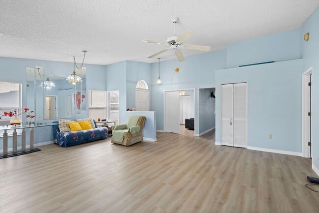 Building Photo - beautiful Sarasota 3 bedroom 2 bathroom ho...