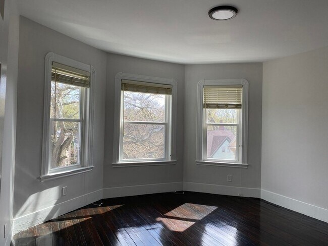 Building Photo - 33 Wabon St
