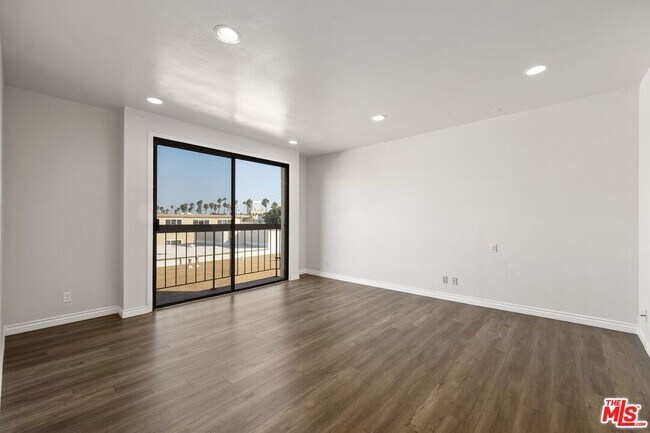 Building Photo - 818 6th St