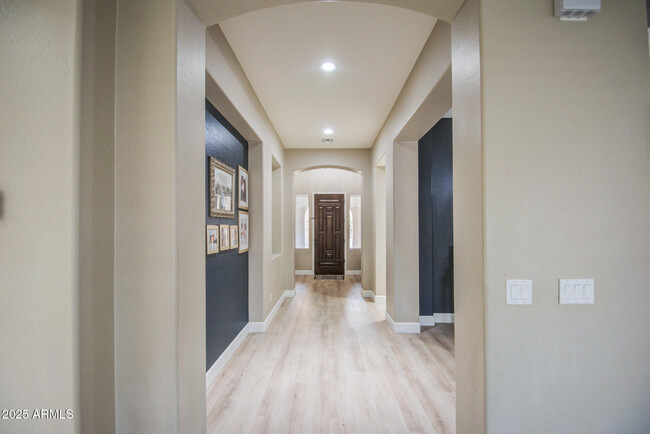 Building Photo - 2552 E Redwood Pl