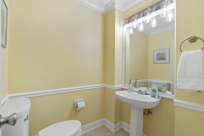 Building Photo - 470 9th Pl