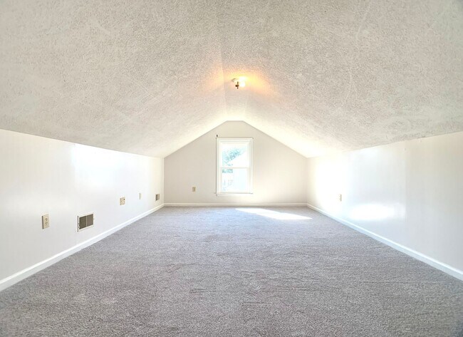 Building Photo - 501 Eysian Rd