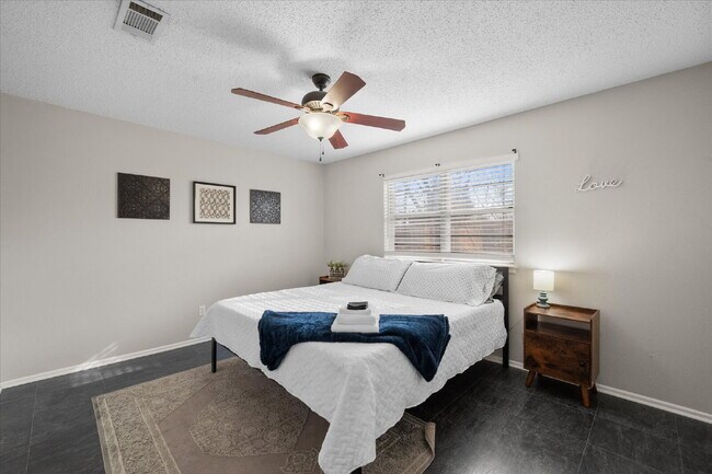 Building Photo - Fully Furnished Long-Term Rental!!