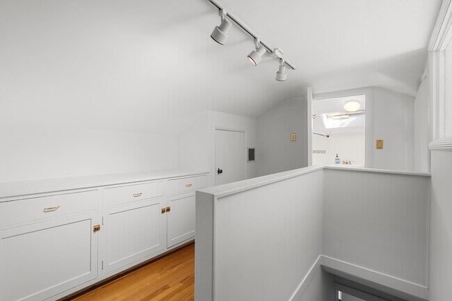 Building Photo - 25 Crescent Bluff Ave