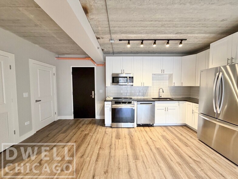 Building Photo - 938 W Carmen Ave