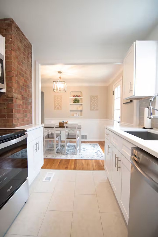 Building Photo - 7046 Greenleaf Ave