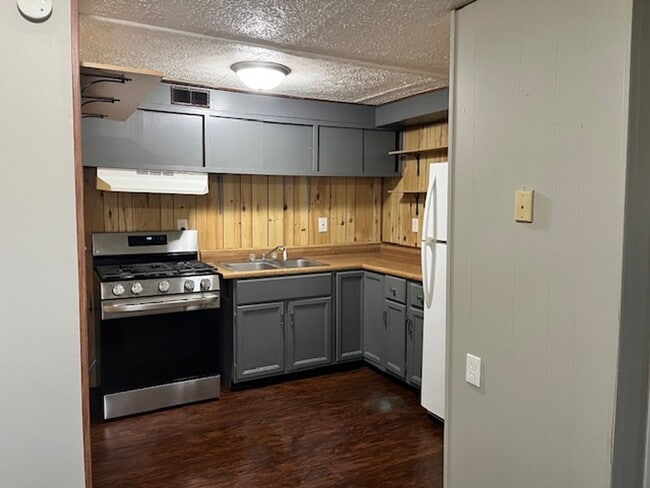 Building Photo - Adorable 3 Bedroom Home