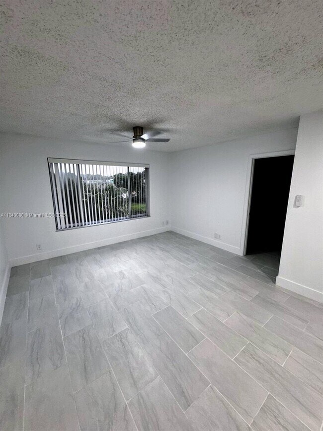 Building Photo - 9927 Twin Lakes Dr