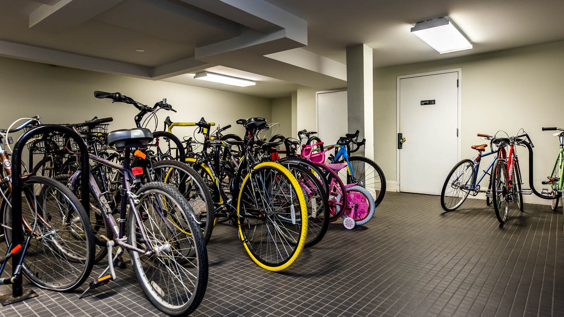 Building Photo - 16-25-25 Putnam Ave