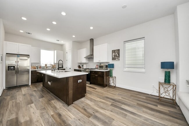 Building Photo - 3905 B Pinemont Dr