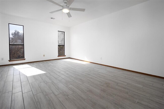 Building Photo - 2400 Northwood Ln