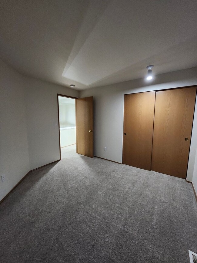 Building Photo - Move-In Special: $1000 off- Golf Course Living!