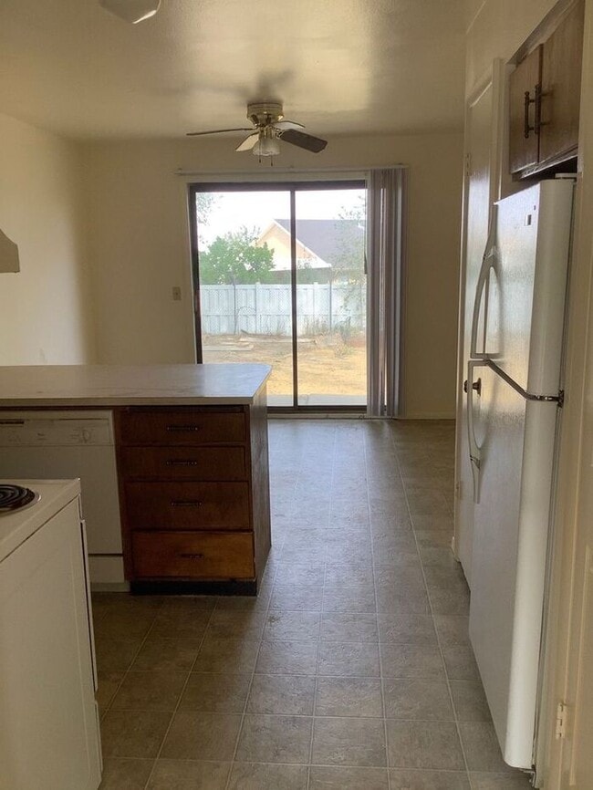 Building Photo - West Valley Town home - Large Backyard!