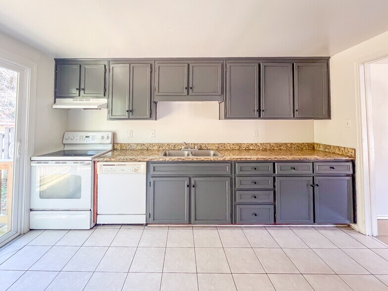 Building Photo - 39 Fox Hill Dr