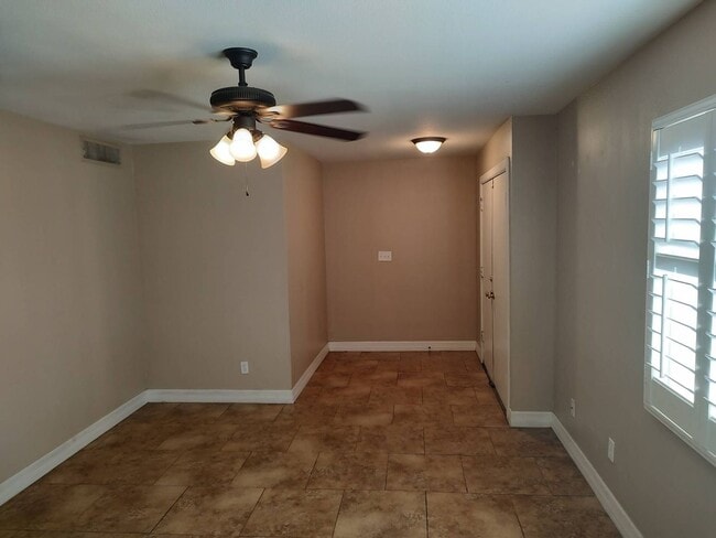 Building Photo - 3 Bedroom - 2  Bedroom - 1656 Sq. Ft - Cas...