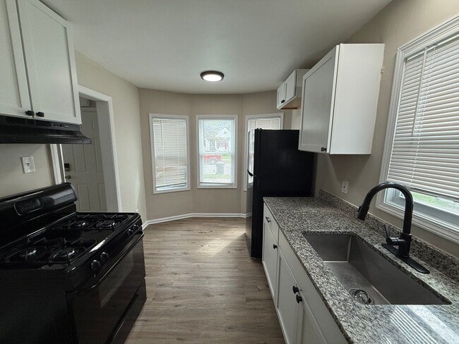 Building Photo - Renovated 3-Bedroom Home – We Welcome Sect...