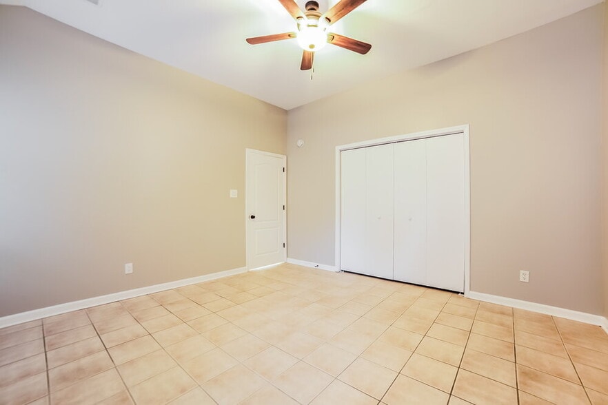 Building Photo - 3800 Lake Village Cove
