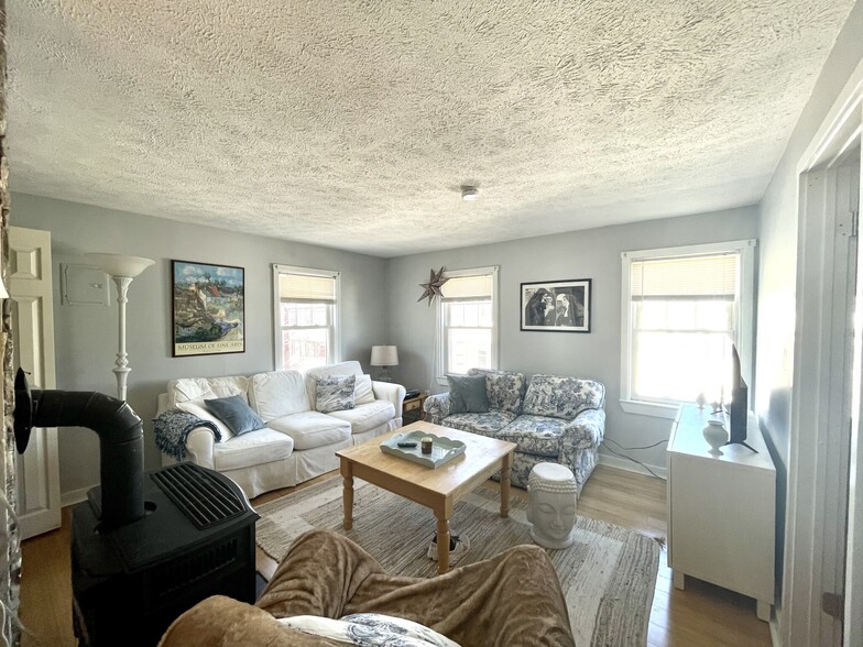 Building Photo - 523 E 3rd St