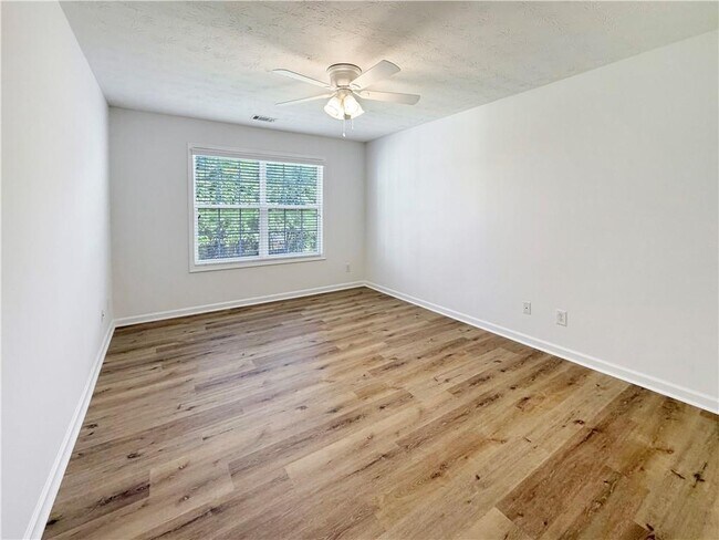 Building Photo - 3385 Stoneleigh Run Dr NE