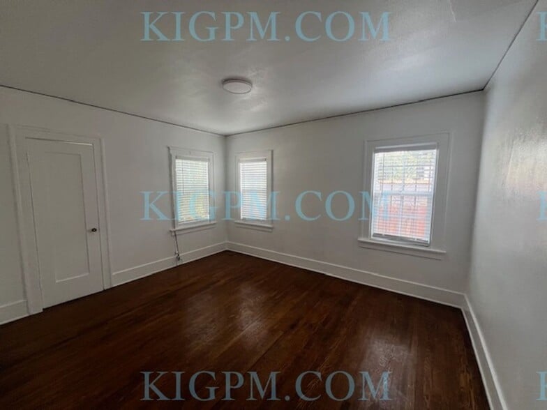 Building Photo - 2-Bedroom Duplex in Prime Mid-Wilshire Area!