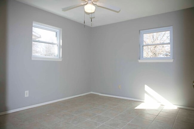 Building Photo - 3-Bedroom, 2-Bathroom Home in Central Spri...