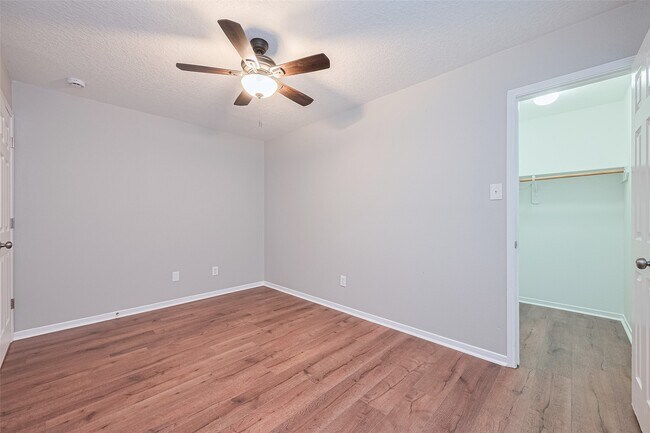 Building Photo - 12230 Hawthorne Hill Cir