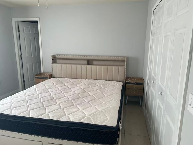 Building Photo - 922 SE 8th St