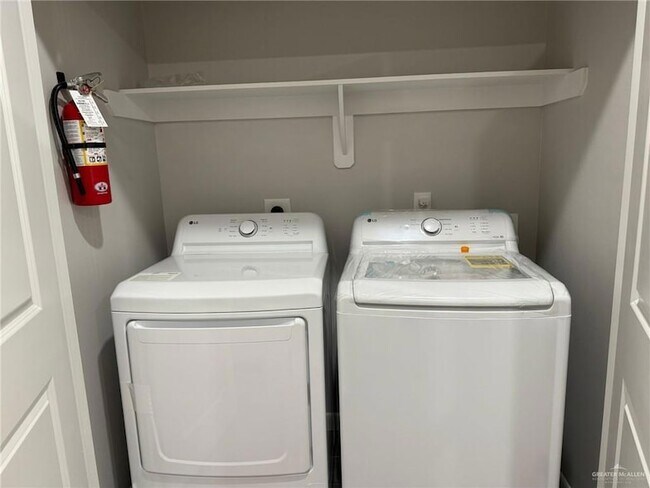 Building Photo - 817 Dove Ave