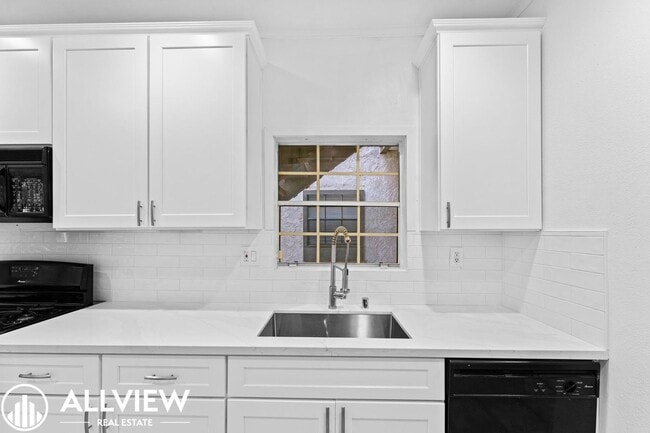 Building Photo - Beautifully Renovated 2-Bed, 2-Bath Home in a Gated Community!