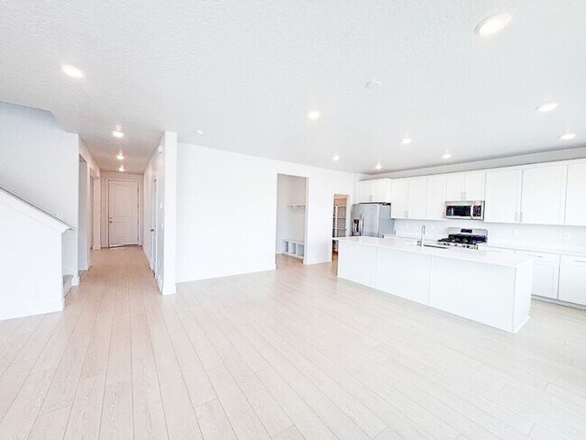 Building Photo - 414 W Snowberry Dr