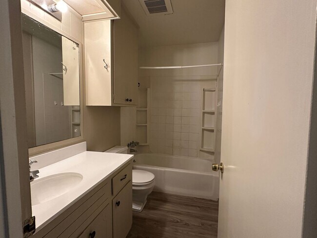 Building Photo - Ready for move in