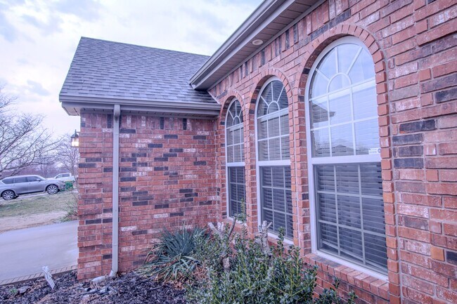 Building Photo - 202 Dawn Dr