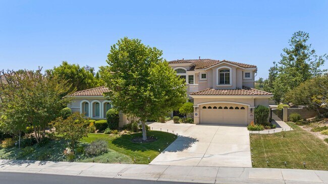 Building Photo - Exquisite Luxury Living in the Moorpark Co...