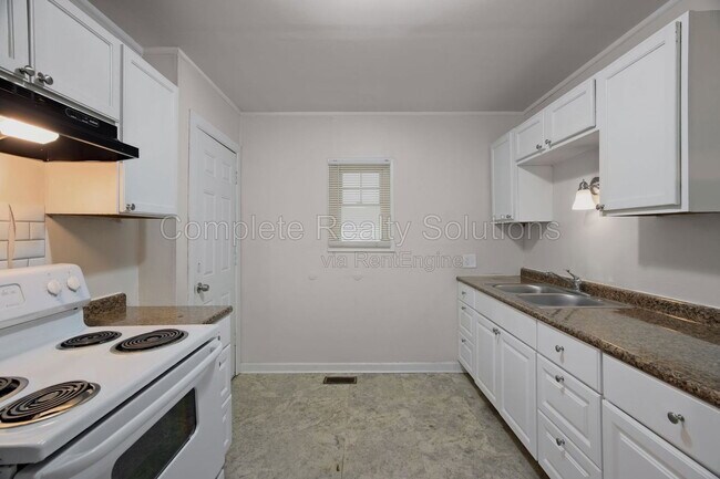 Building Photo - 449 S Dade Ave