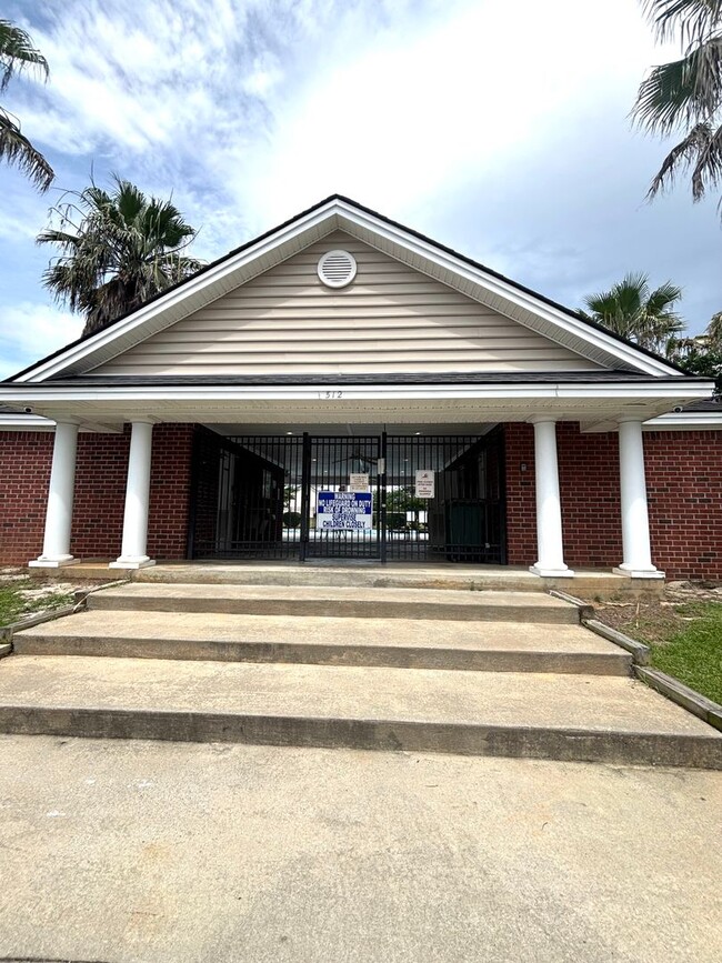 Building Photo - For Rent