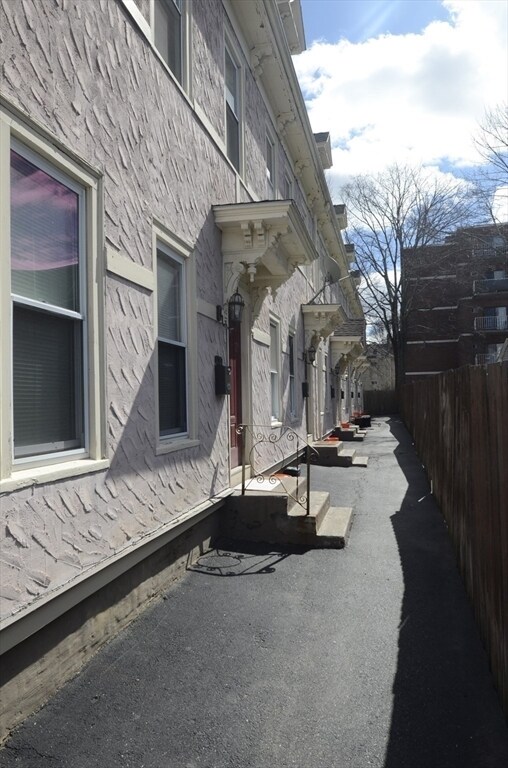 Building Photo - 68 Elm St